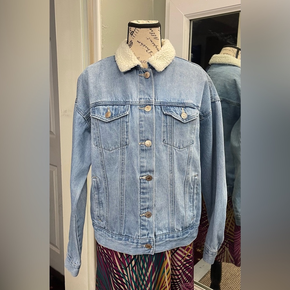 Forever 21 jean jacket with Sherpa collar size medium